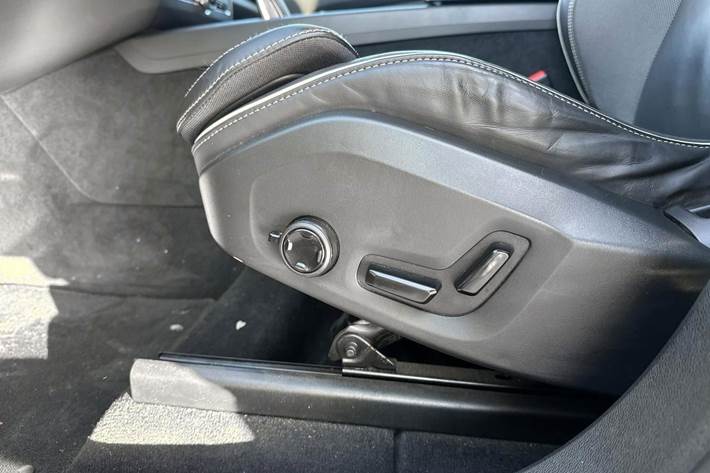 Grå Volvo XC60 fra 2022