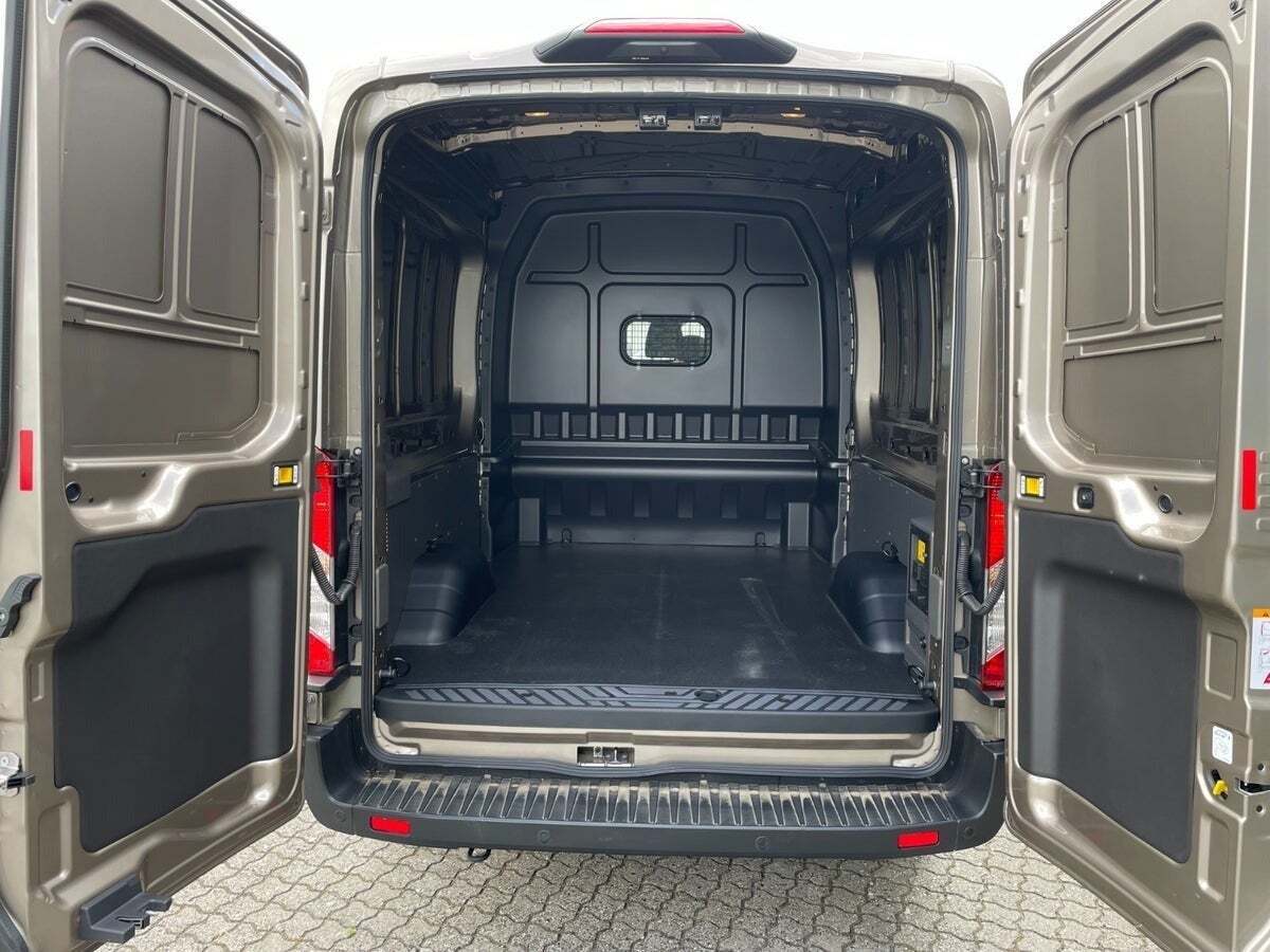 Orange Ford E-Transit 350 L3 Kombi fra 2023 set udefra