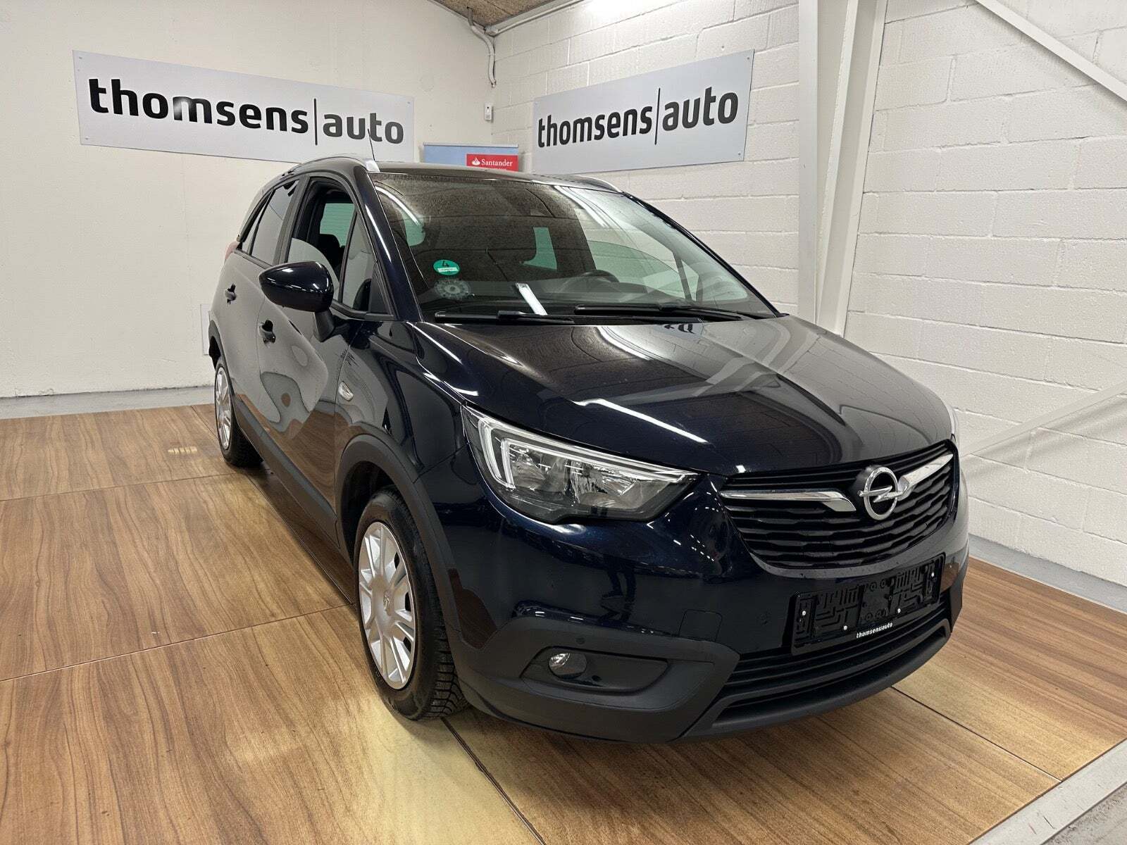 Blå Opel Crossland X fra 2019 set udefra
