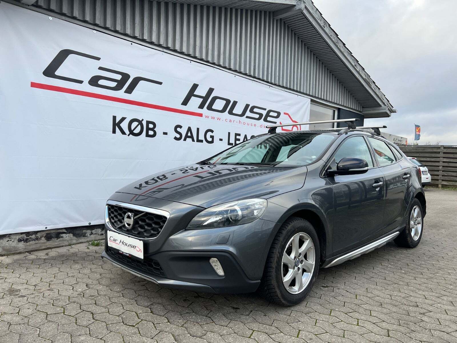 Grå Volvo V40 CC fra 2013 set udefra