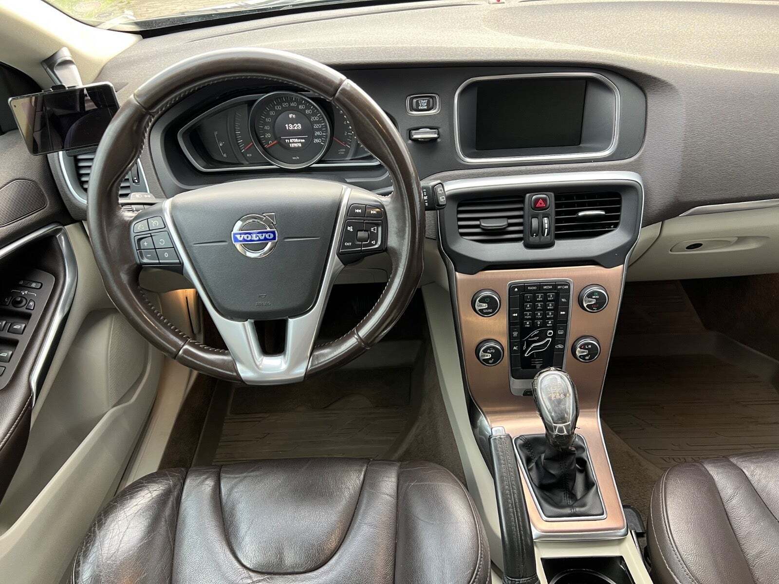 Grå Volvo V40 CC fra 2013