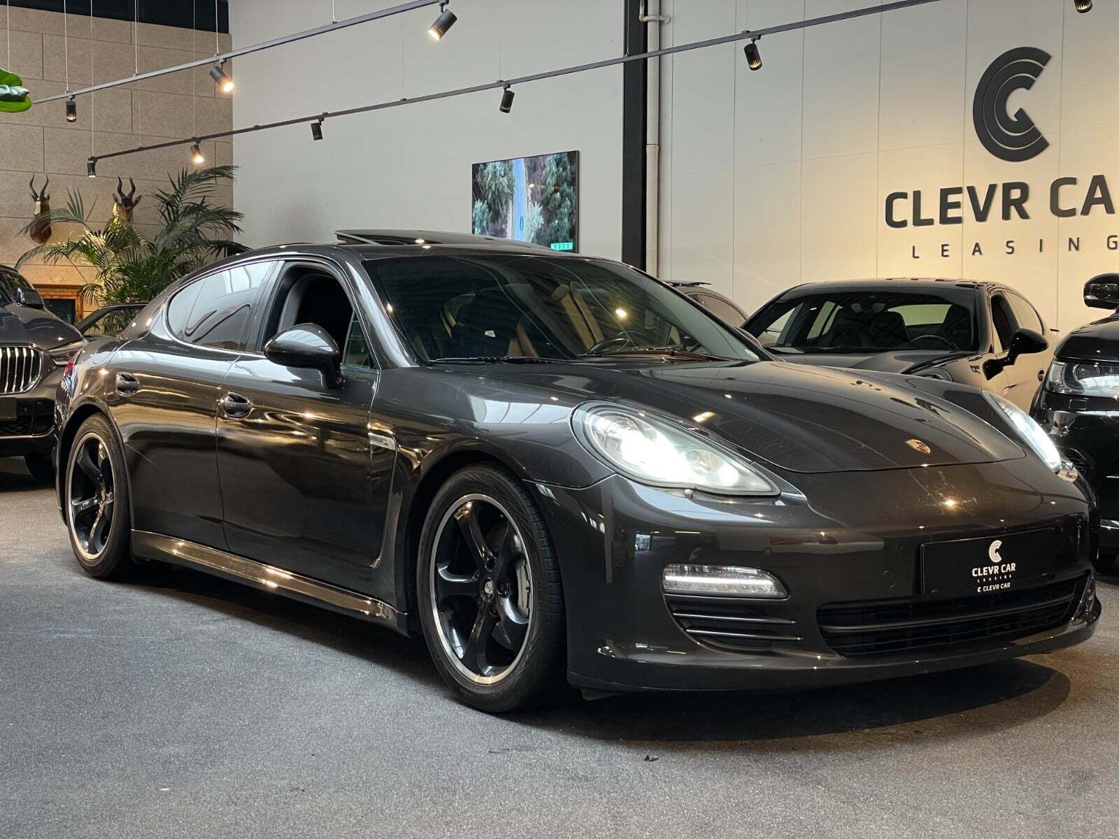 Grå Porsche Panamera 4S fra 2010 set udefra