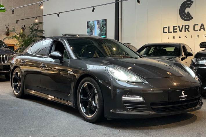 Grå Porsche Panamera 4S fra 2010 set udefra