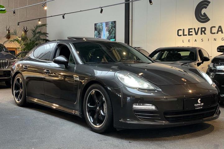 Grå Porsche Panamera 4S fra 2010 set udefra