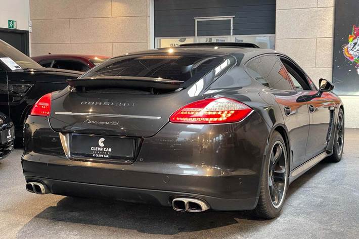 Grå Porsche Panamera 4S fra 2010