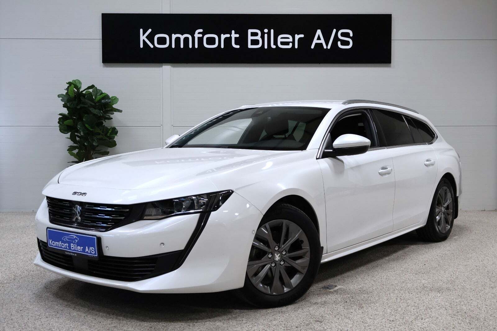 Hvid Peugeot 508 fra 2020 set udefra