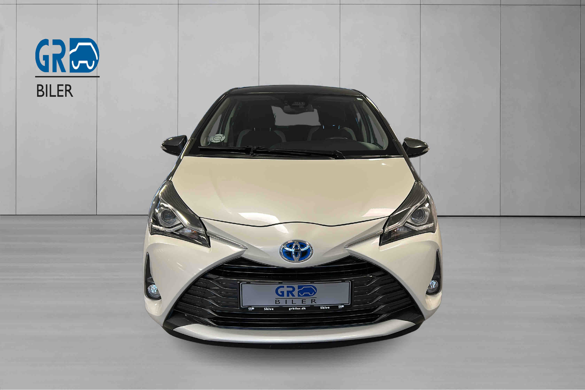 Hvid Toyota Yaris fra 2019 set udefra