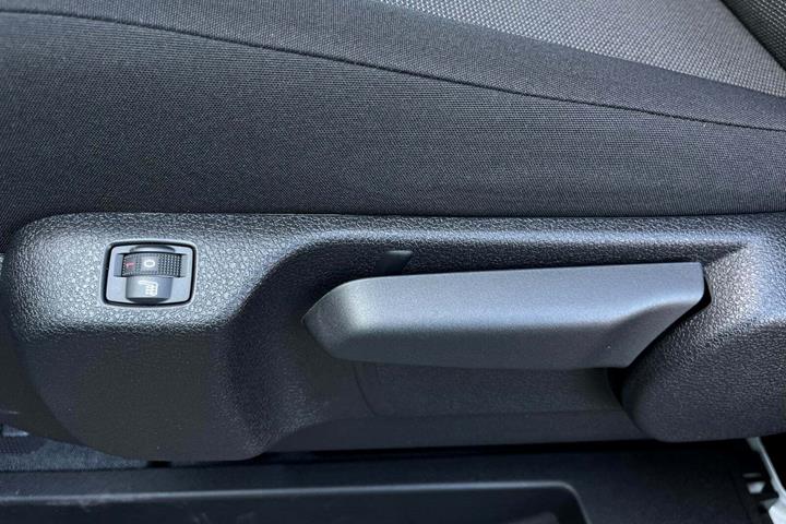 Hvid Opel Vivaro-e fra 2024