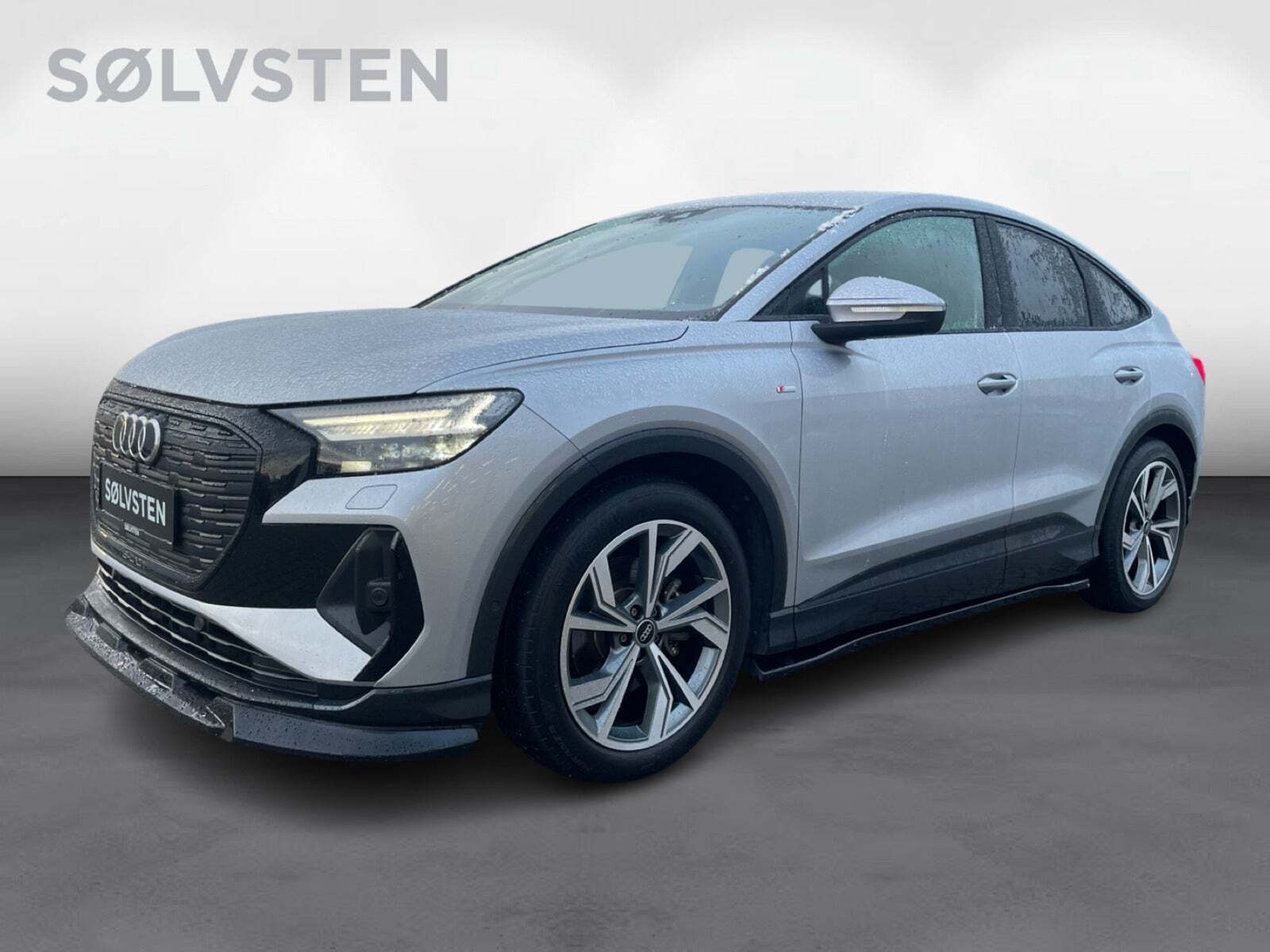 Sølv Audi Q4 e-tron fra 2023