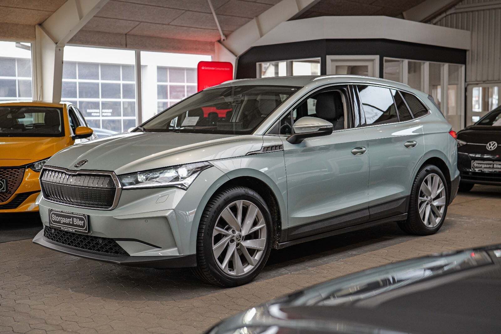 Grøn Skoda Enyaq fra 2021 set udefra