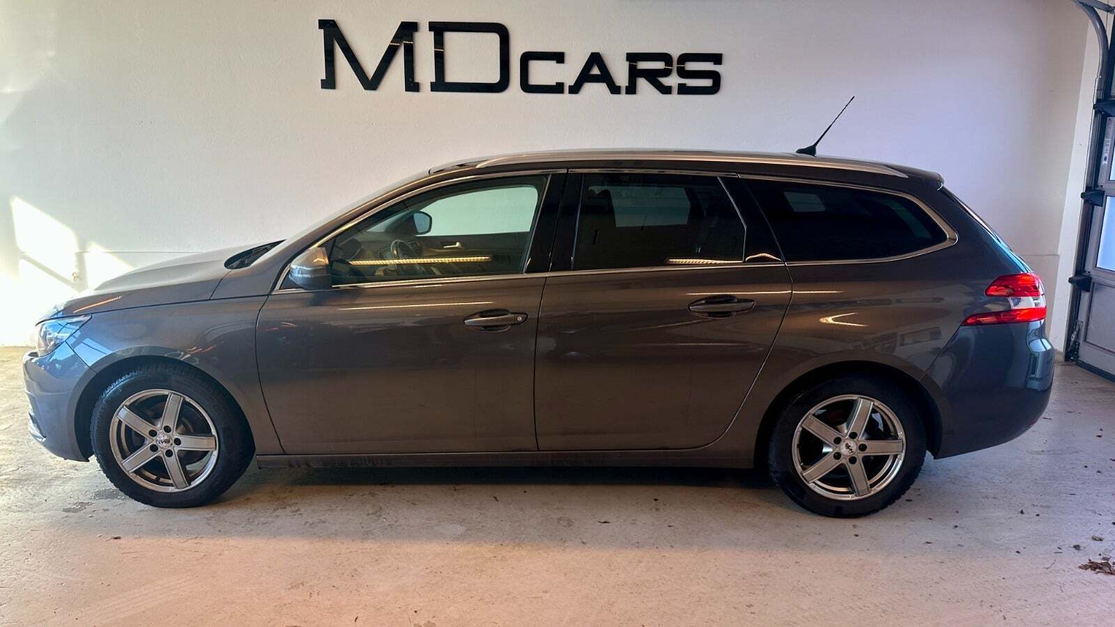 Grå Peugeot 308 fra 2019