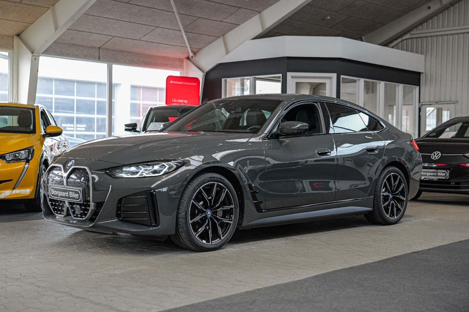 Grå BMW i4 fra 2024 set udefra