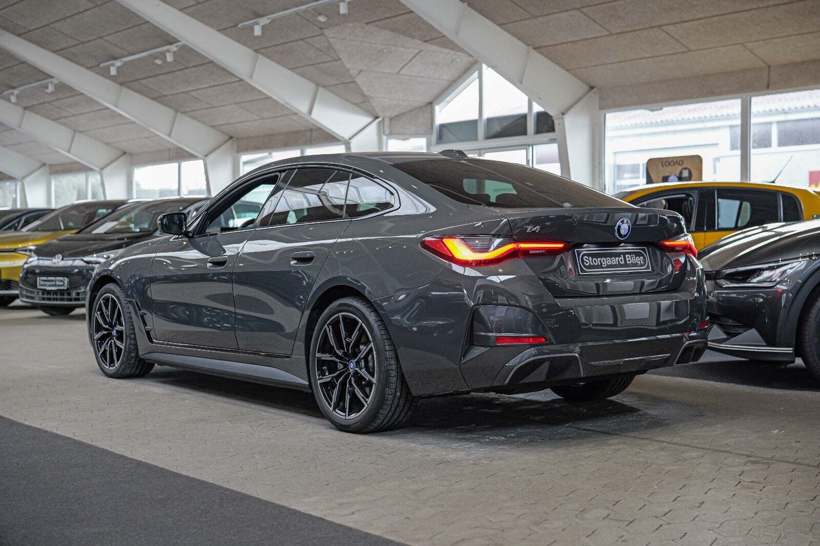 Grå BMW i4 fra 2024