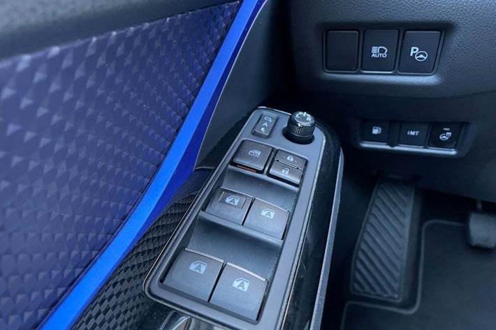 Sølv Toyota C-HR fra 2017