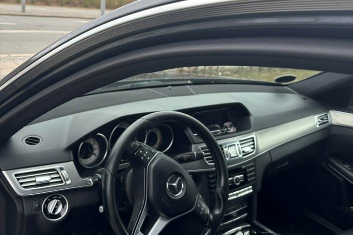 Grå Mercedes E-Klasse fra 2013