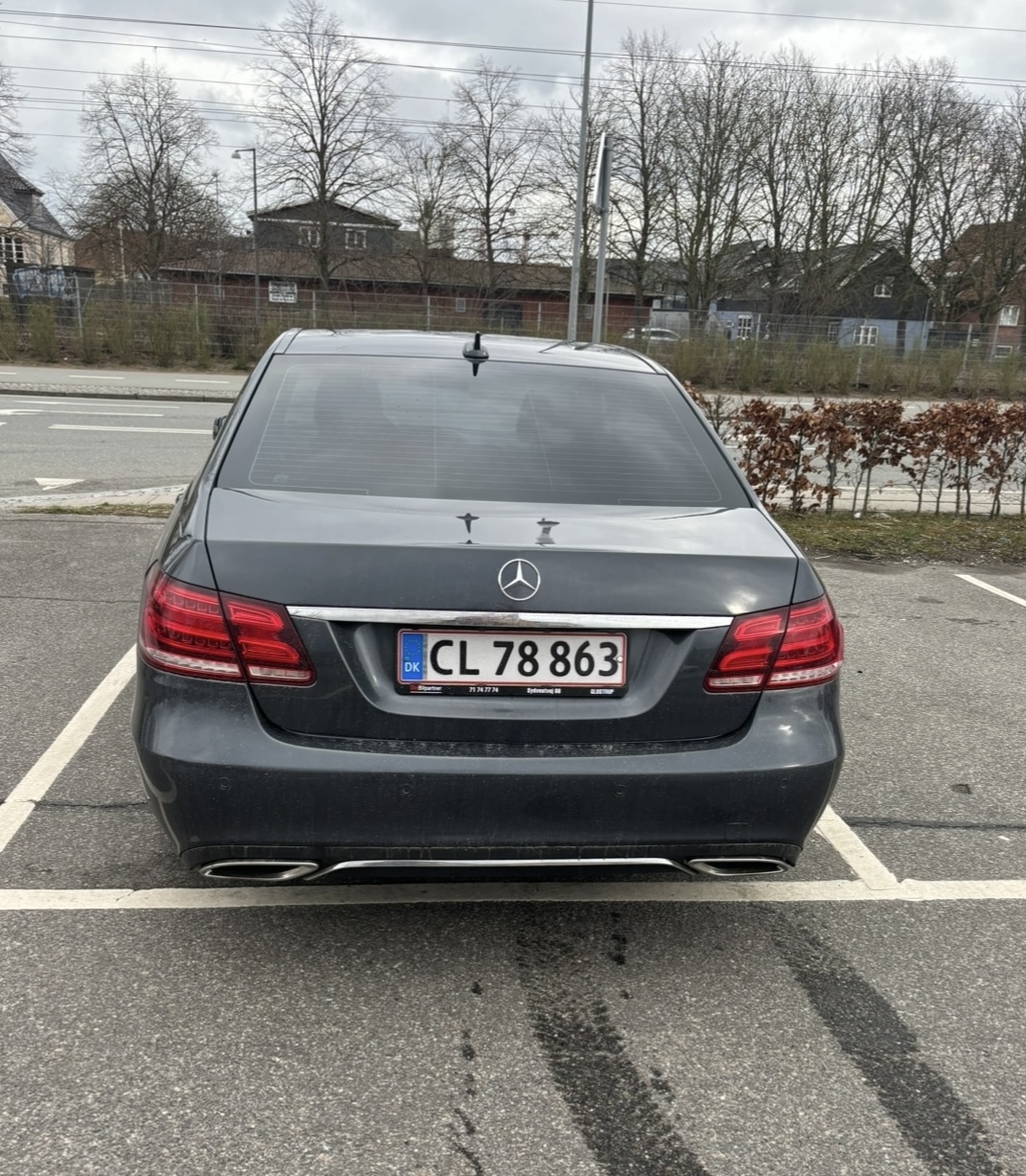 Grå Mercedes E-Klasse fra 2013