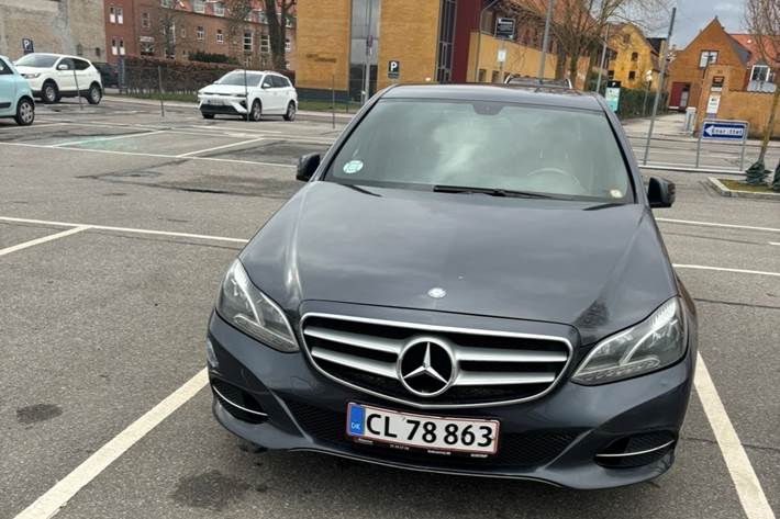 Grå Mercedes E-Klasse fra 2013
