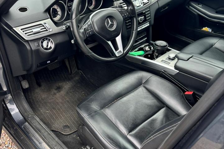 Grå Mercedes E-Klasse fra 2013
