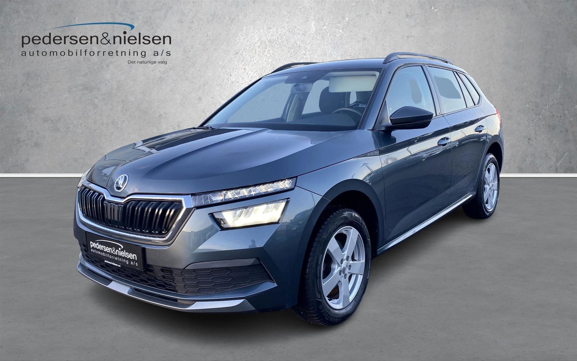 Sort Skoda Kamiq fra 2021 set udefra