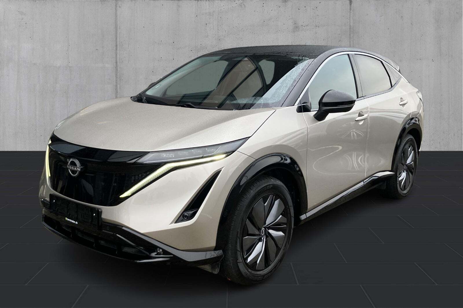 Sølv Nissan Ariya fra 2024 set udefra