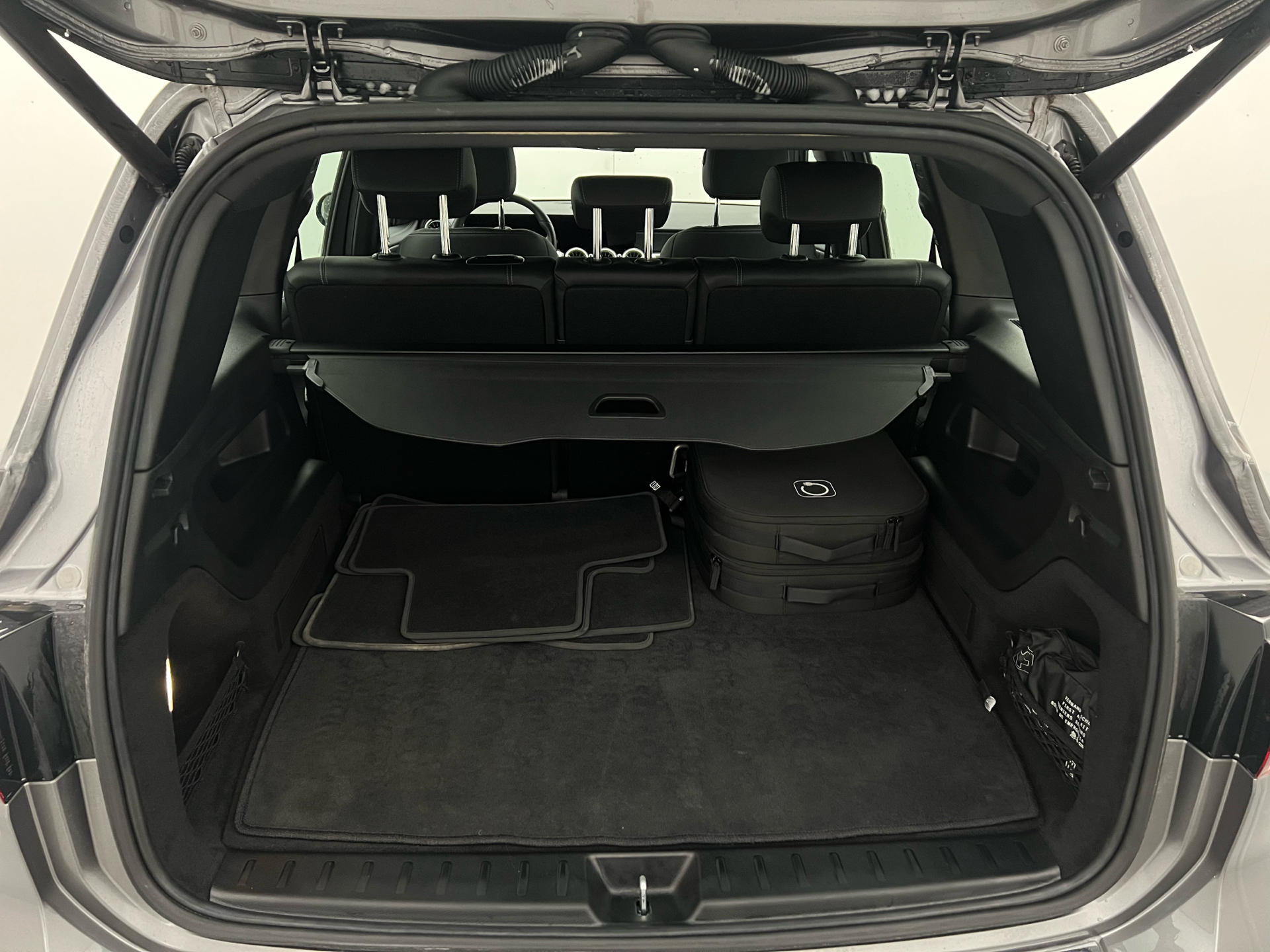 Grå Mercedes EQB 300 fra 2024