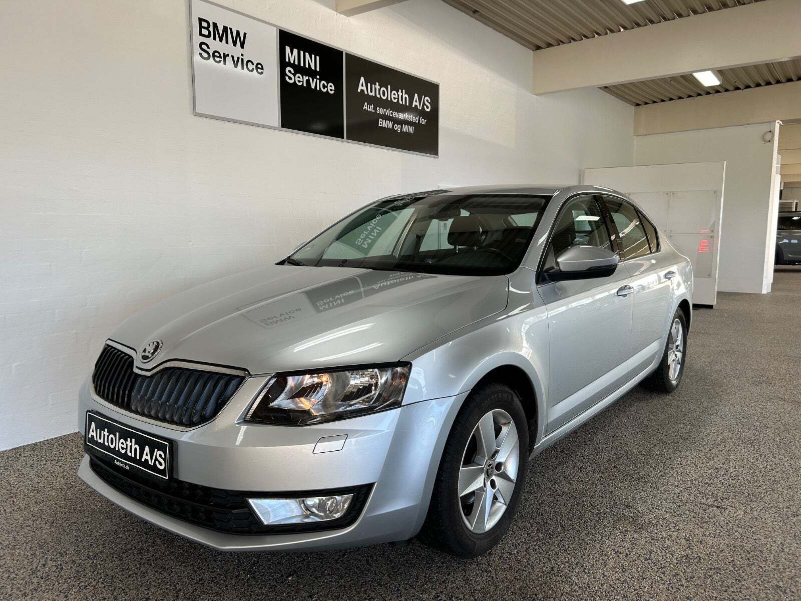 Sølv Skoda Octavia fra 2016 set udefra