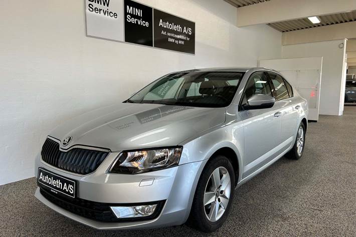 Sølv Skoda Octavia fra 2016 set udefra