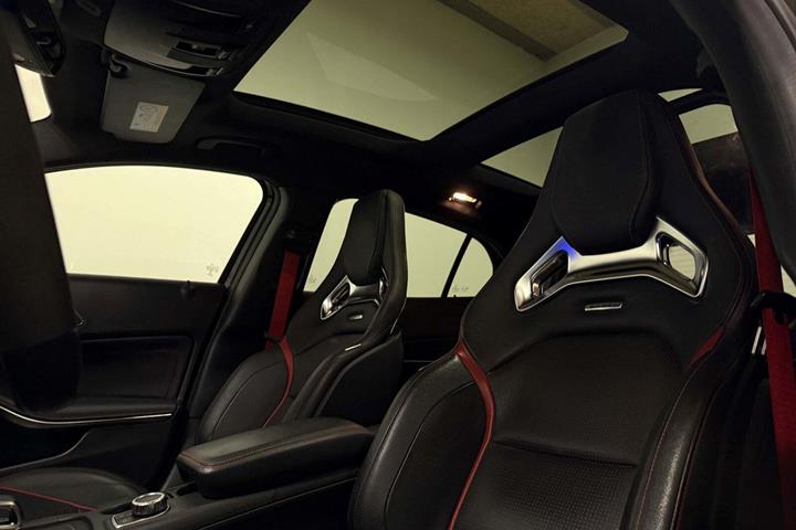Rød Mercedes GLA45 fra 2015 set indefra