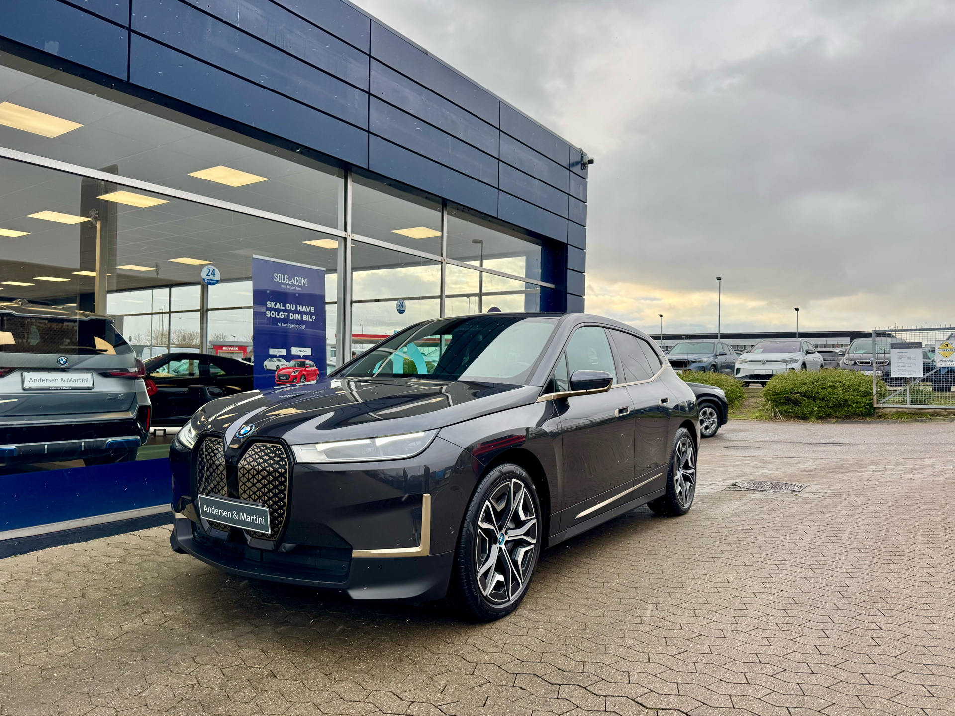 Grå BMW iX fra 2022 set udefra