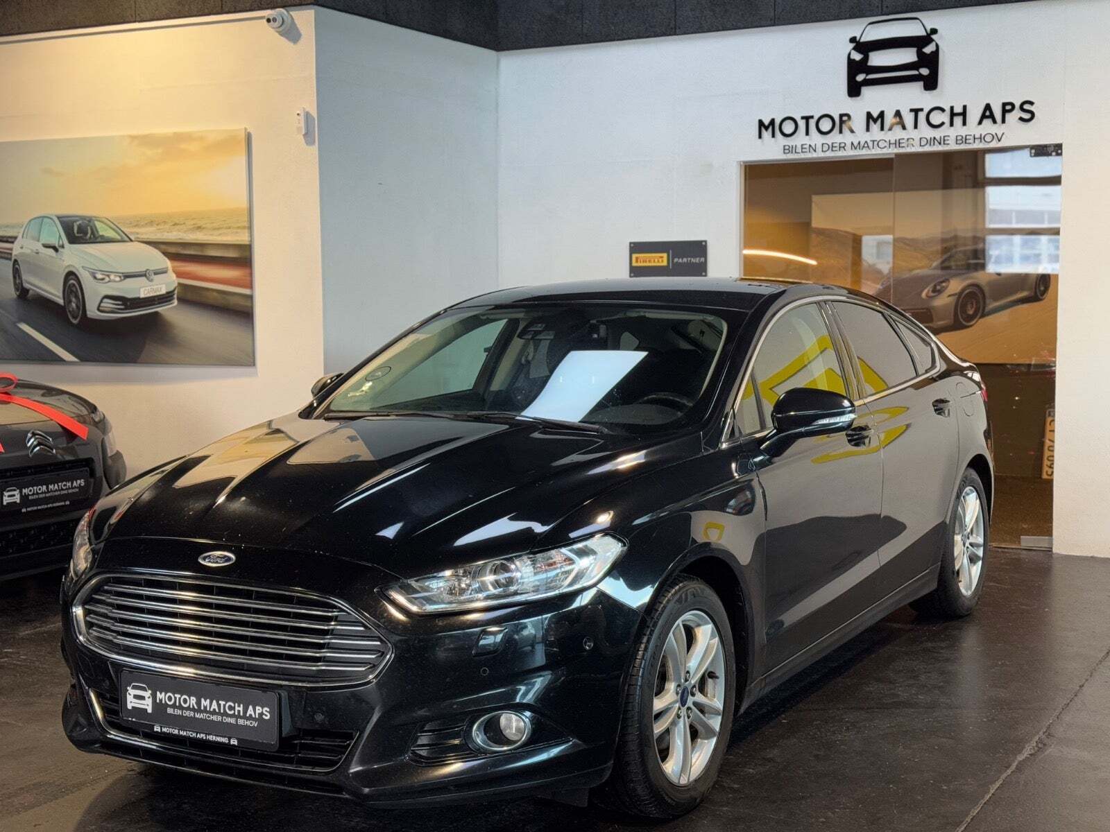 Sort Ford Mondeo fra 2015 set udefra