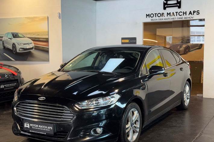 Sort Ford Mondeo fra 2015 set udefra