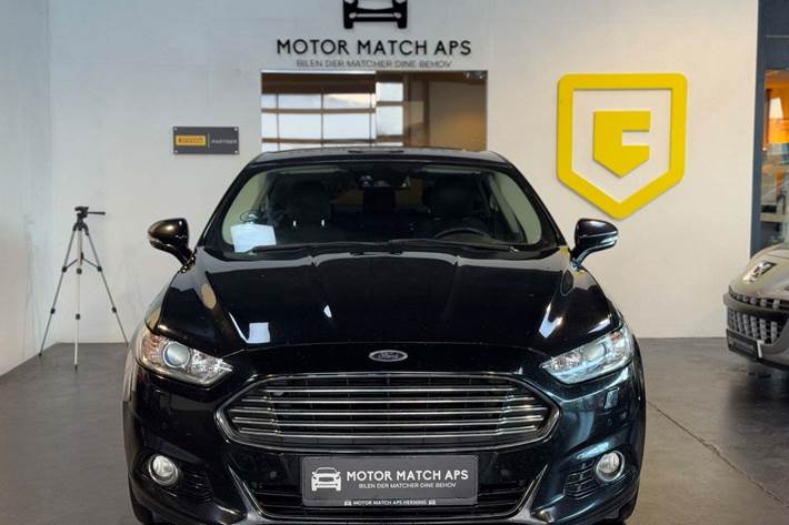 Sort Ford Mondeo fra 2015