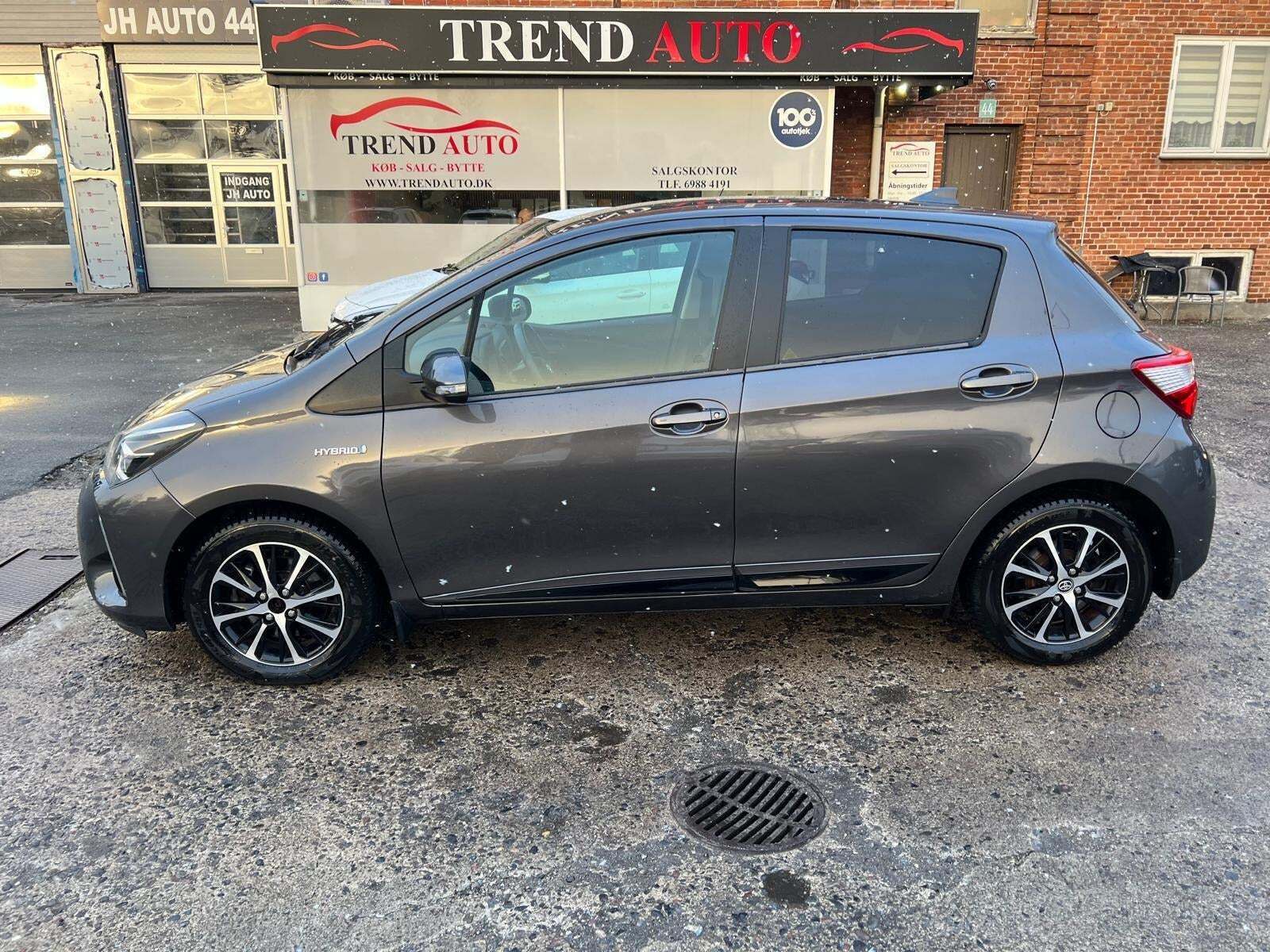 Grå Toyota Yaris fra 2020