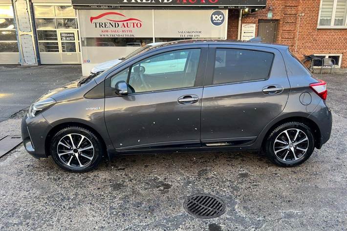 Grå Toyota Yaris fra 2020