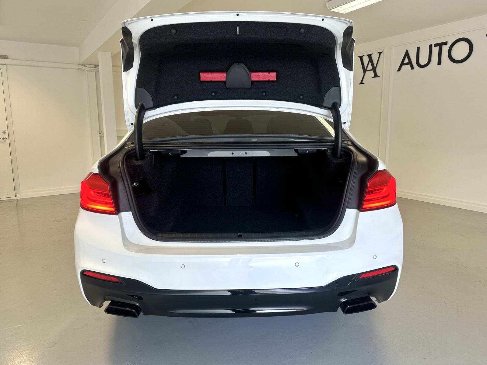 Hvid BMW 530i fra 2017