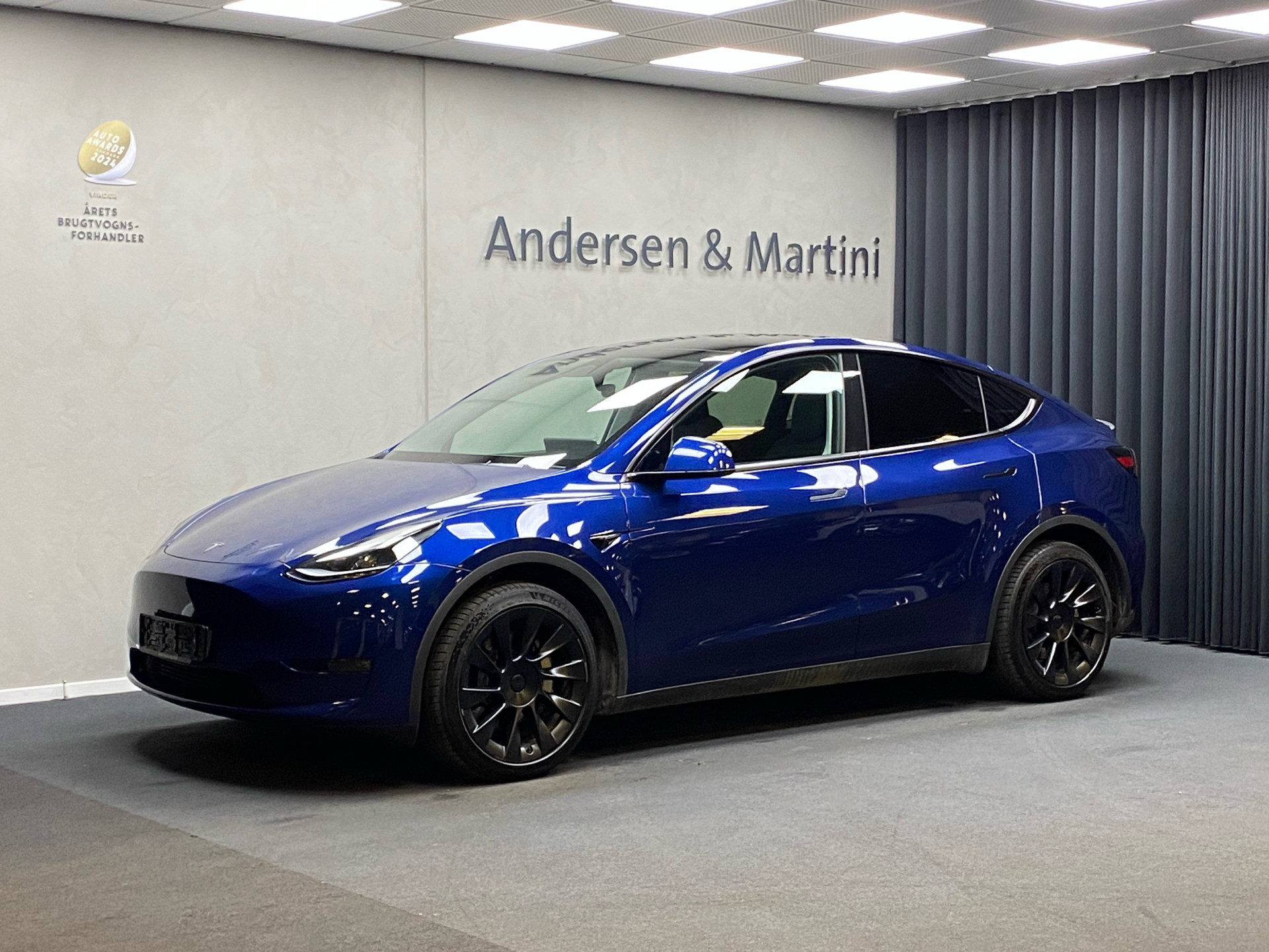 Blå Tesla Model Y fra 2023
