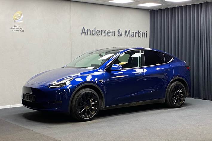 Blå Tesla Model Y fra 2023