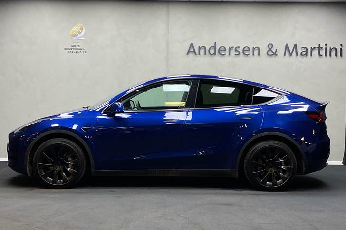 Blå Tesla Model Y fra 2023