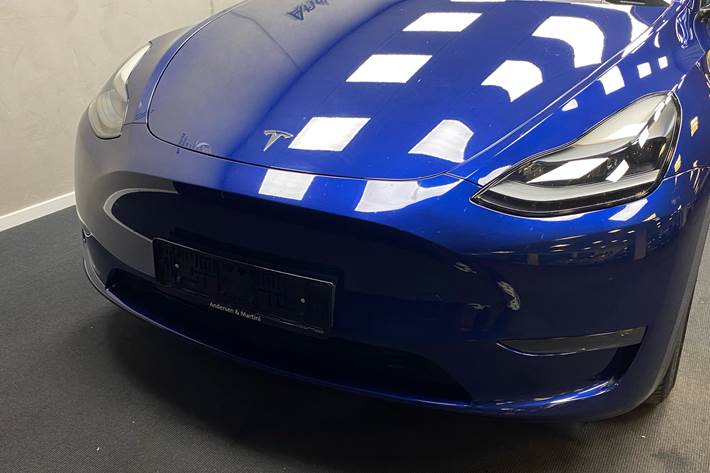 Blå Tesla Model Y fra 2023