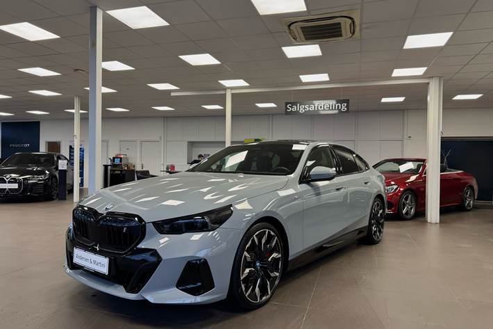 Grå BMW i5 fra 2023