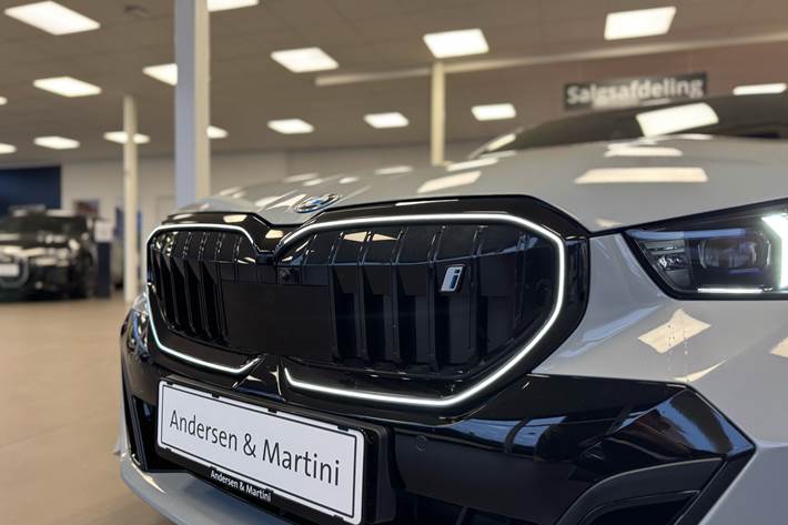 Grå BMW i5 fra 2023