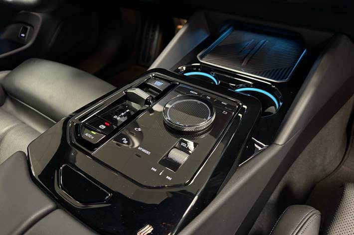 Grå BMW i5 fra 2023