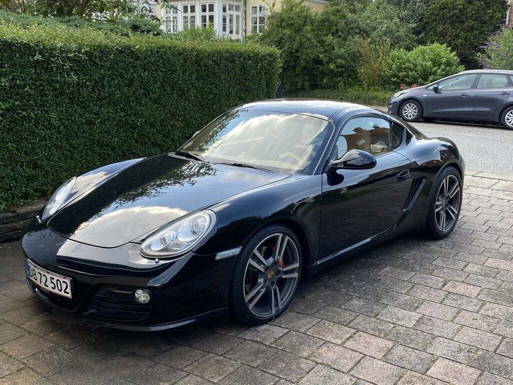 Sort Porsche Cayman S fra 2010 set udefra