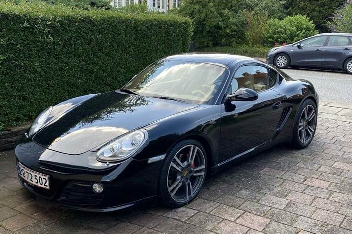 Sort Porsche Cayman S fra 2010 set udefra