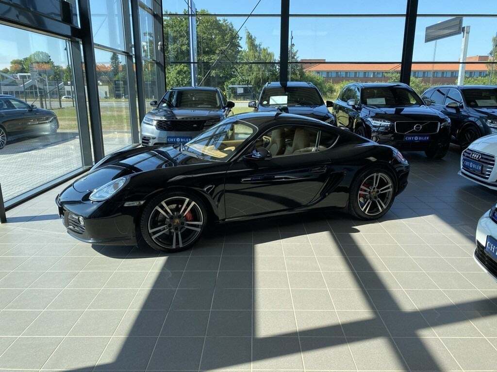 Sort Porsche Cayman S fra 2010 set udefra