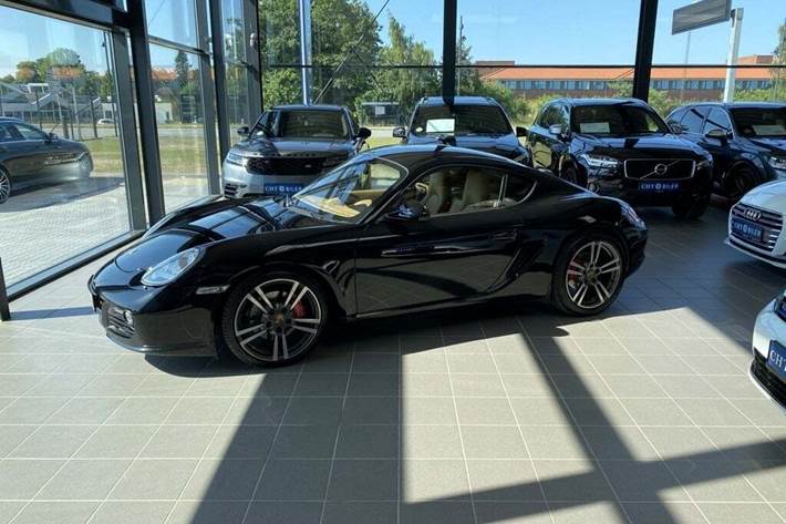 Sort Porsche Cayman S fra 2010 set udefra
