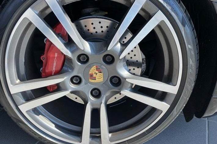 Sort Porsche Cayman S fra 2010 set udefra