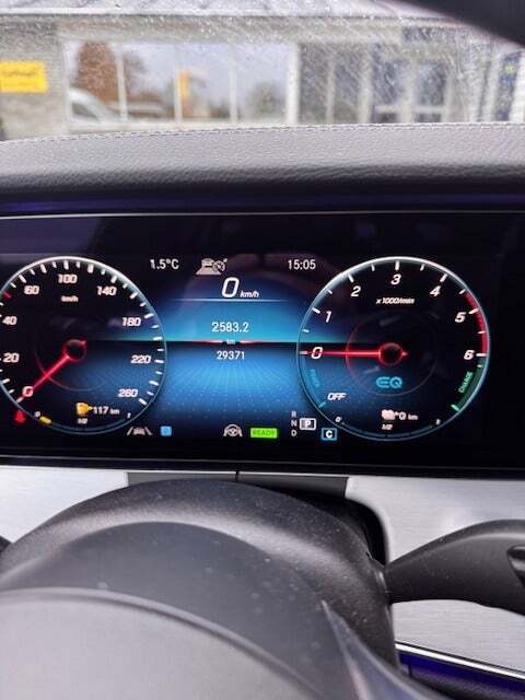 Blå Mercedes E400 e fra 2024