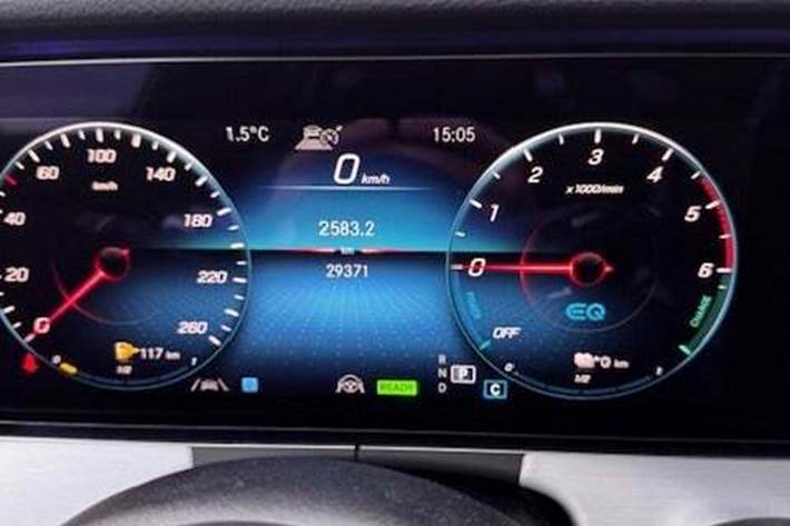 Blå Mercedes E400 e fra 2024