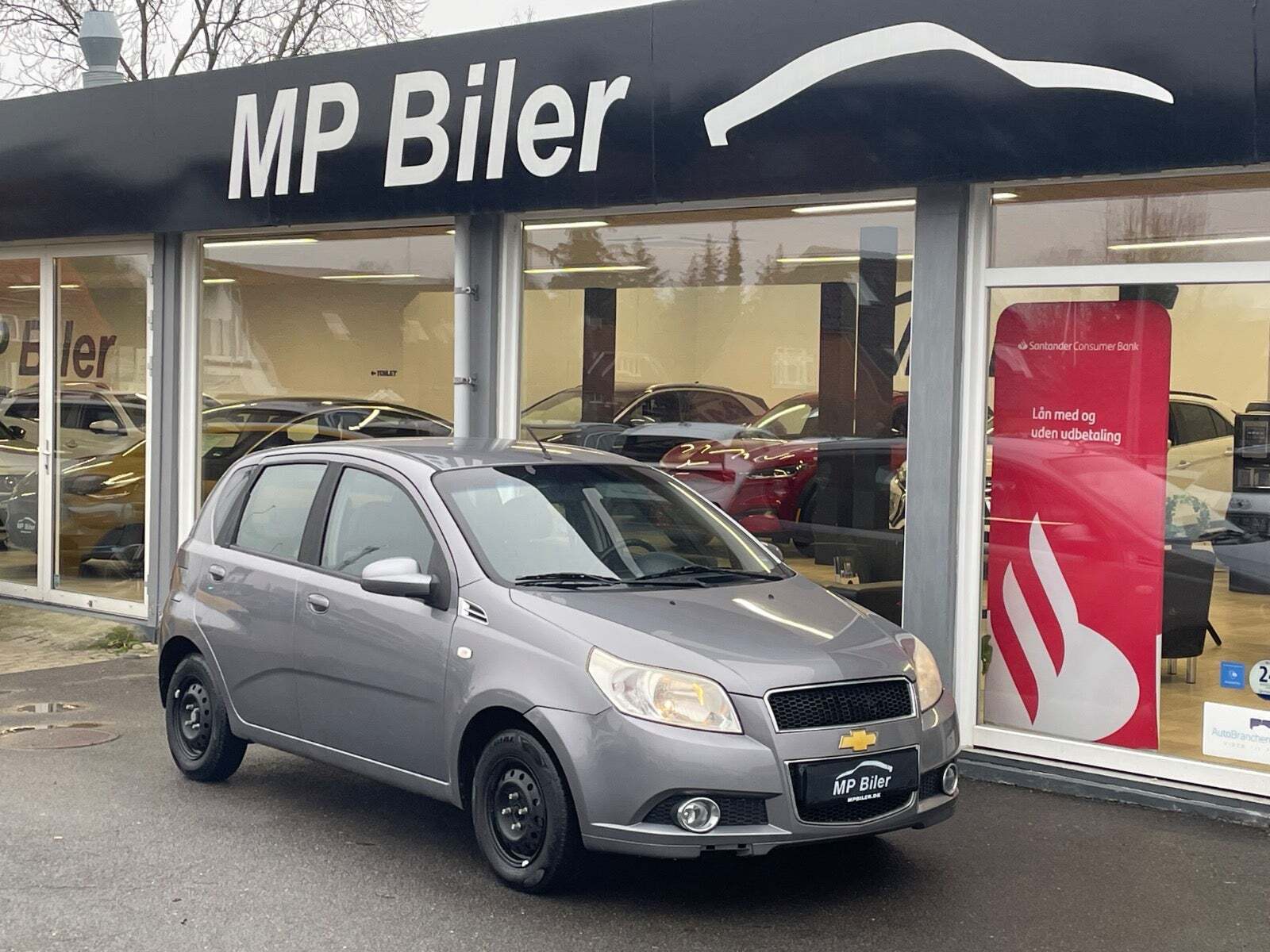 Grå Chevrolet Aveo fra 2009 set udefra